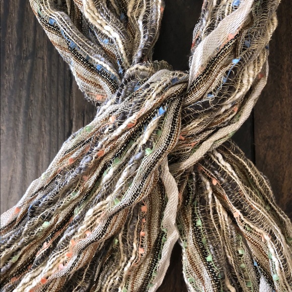 Neutral colored wrap scarf - Picture 2 of 4